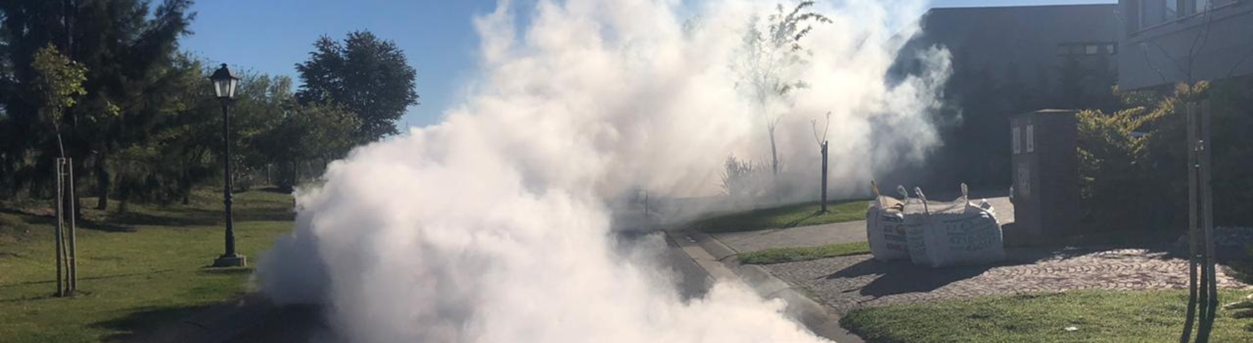 Trabajo de fumigación en un espacio exterior
